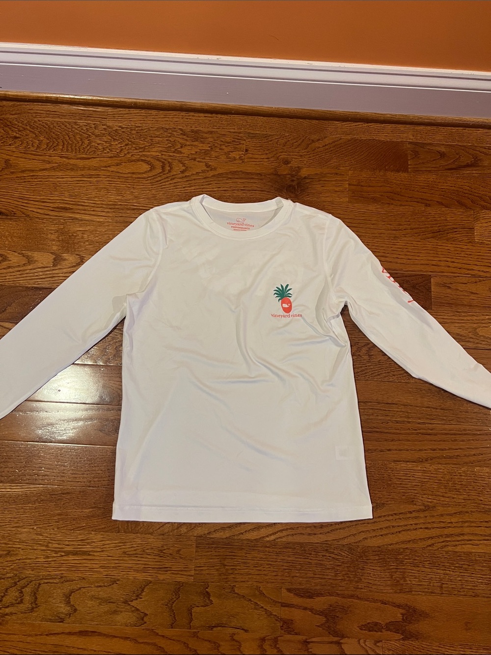 Vineyard Vines White Long-Sleeve Tee with Pineapple Chest Graphic